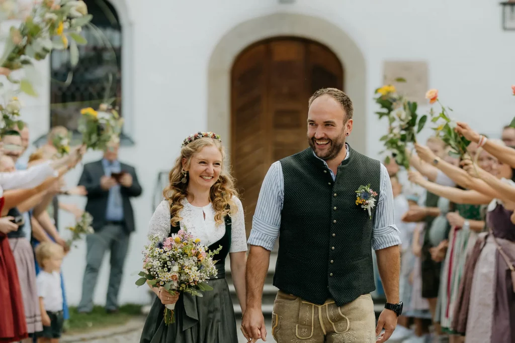 Brautpaar läuft Hand in Hand nach standesamtlicher Trauung von Hochzeitsfotografin Katja Stumbeck