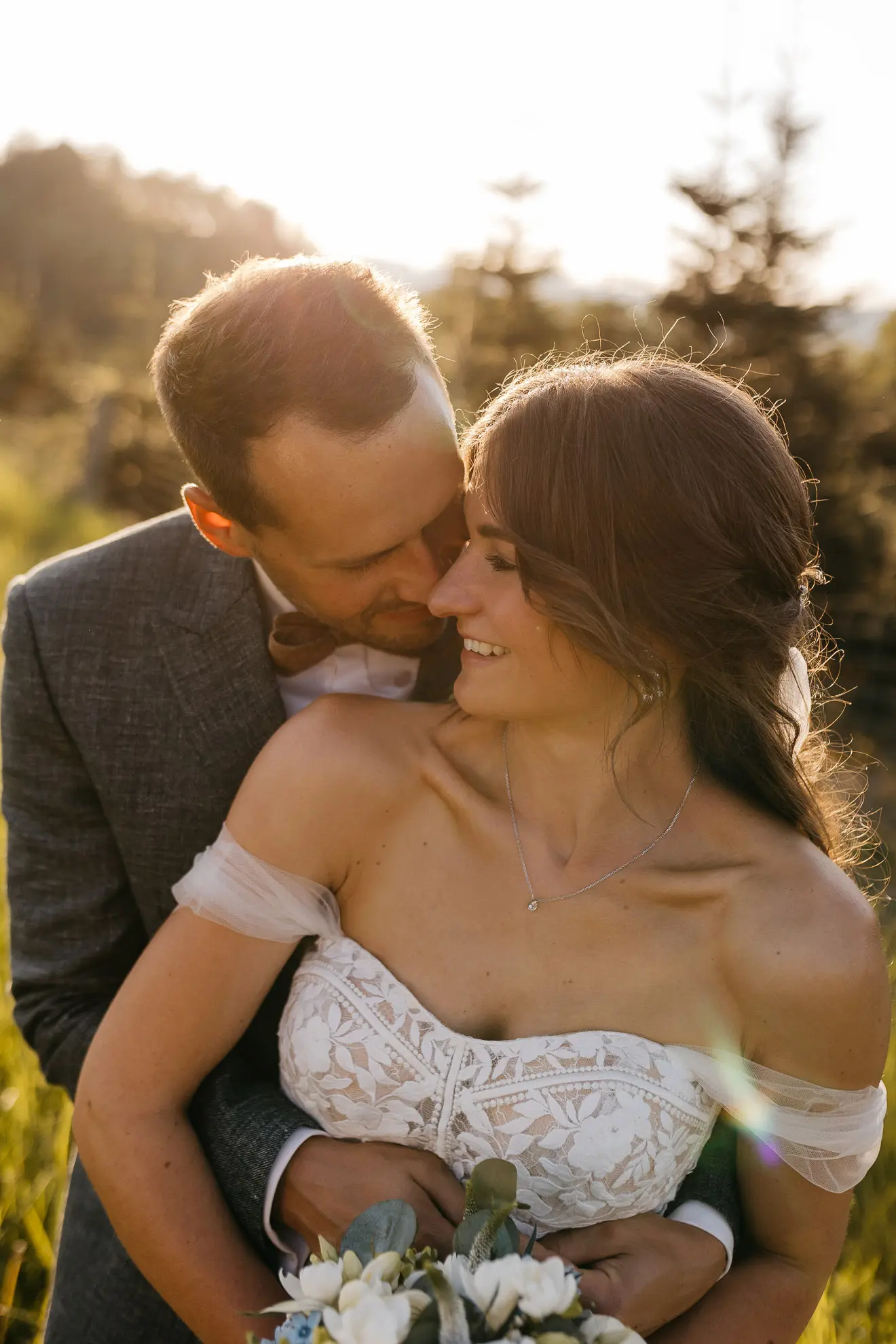 Nahaufnahme Brautpaar in der Abendsonne Bayerischer Wald