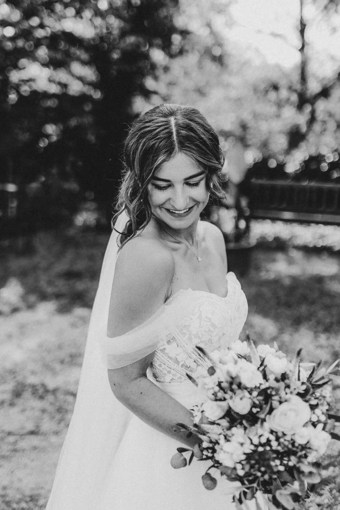 Nahaufnahme Braut im weißen Kleid in schwarz weiß