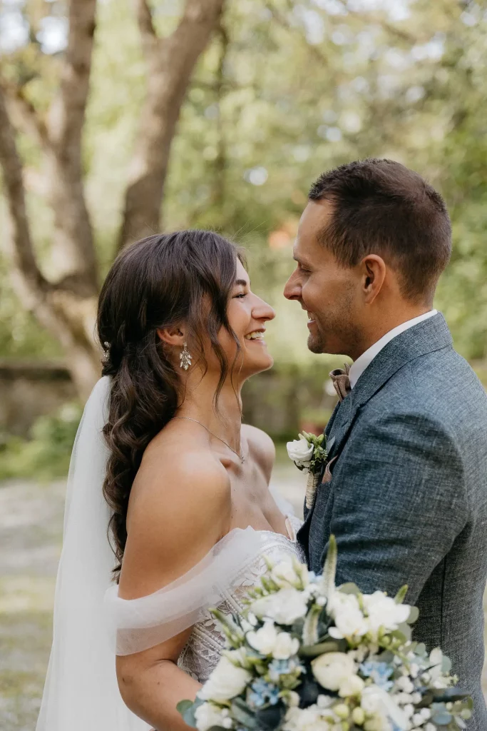 Seitliche Nahaufnahme Brautpaar Bayerischer Wald