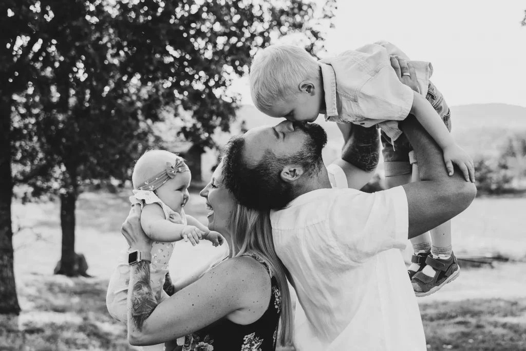 Mutter, Vater und zwei Kinder in schwarz weiß von Familienfotografin Katja Stumbeck