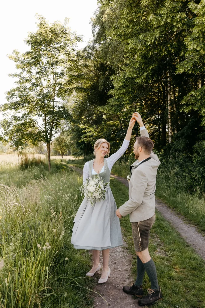 Bayerisches Brautpaar fotografiert von Katja Stumbeck in der Natur