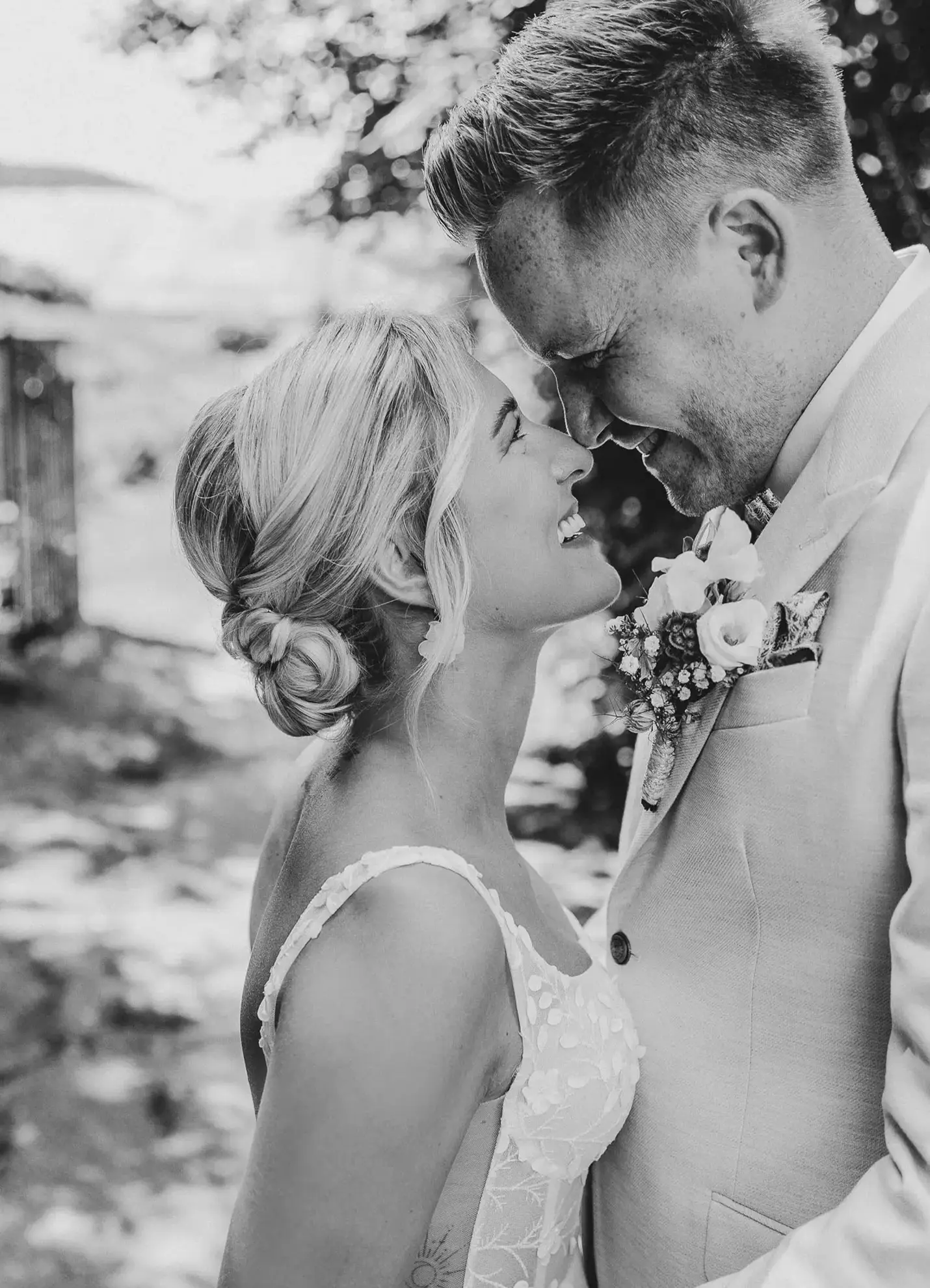 Ein Schwarz-Weiß-Bild von der Hochzeitsfotografin Katja Stumbeck, auf dem eine Braut und ein Bräutigam ganz nah beieinander stehen und sich tief in die Augen blicken